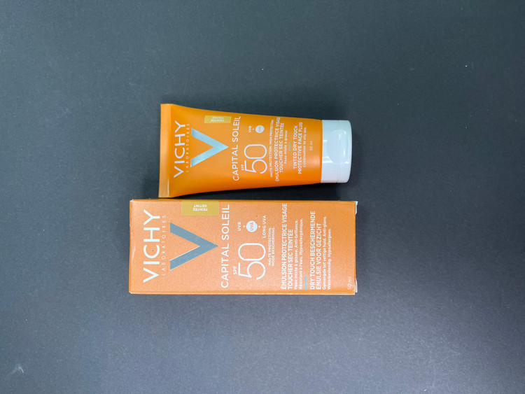 ضدآفتاب رنگی capital soleil برند ویشی با Spf ۵۰ حجم ۵۰ میل اصل